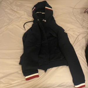 Moncler hoodie - Säljer en blå hoodie från moncler riktigt fet. Perfekt nu för sommaren. Den är knappt använd exakt som ny. Storlek M men passar också S. Kan gå ner i pris vid snabbaffär