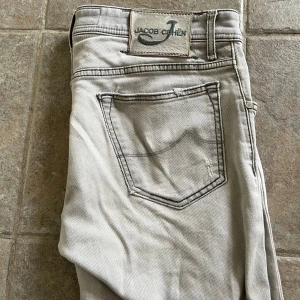 Jacob Cohen Jeans - Jag säljer dessa feta gråa Jacob Cohen jeans. De är storlek 34 men passar mig som är 185. Skicket är bra och det syns knappt att de är använda. Nypris ligger på över 5000 men mitt pris är endast 1099.