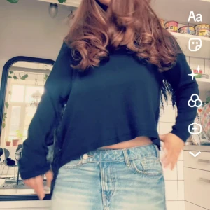 Svart croppad tröja - Säljer denna tröja med fransar! Italienskt märke❣️💚