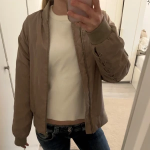 Bomberjacka - Jättesnygg bomberjacka ifrån nakd❤️använd köp nu❤️❤️