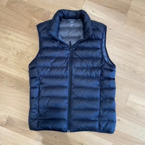 Uniqlo Väst Svart - Tja! Säljer min svarta uniqlo väst för bara 300 spänn (nypris 600kr)