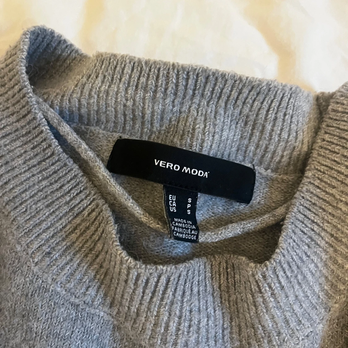 Ljusgrå stickad tröja från Vero Moda - 2