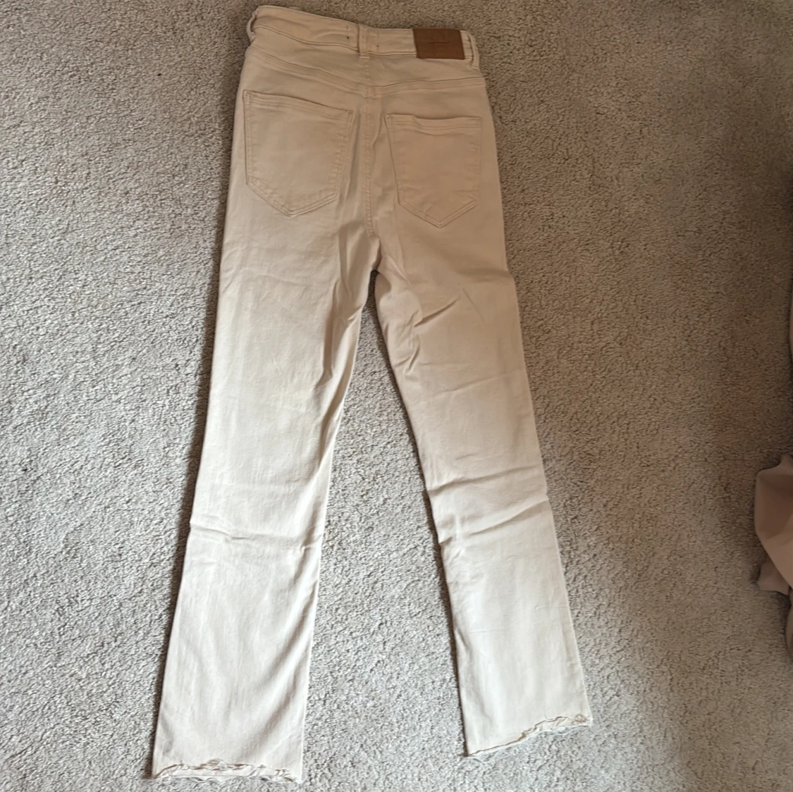 Beige raka jeans med råa kanter från Vero Moda  - 1