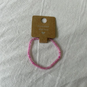 Rosa pärlarmband med guldfärgat lås - Handgjort armband med små rosa pärlor och ett guldfärgat klolås. Perfekt accessoar för att addera lite färg till din outfit. Enkel och söt design som passar till många stilar.💕