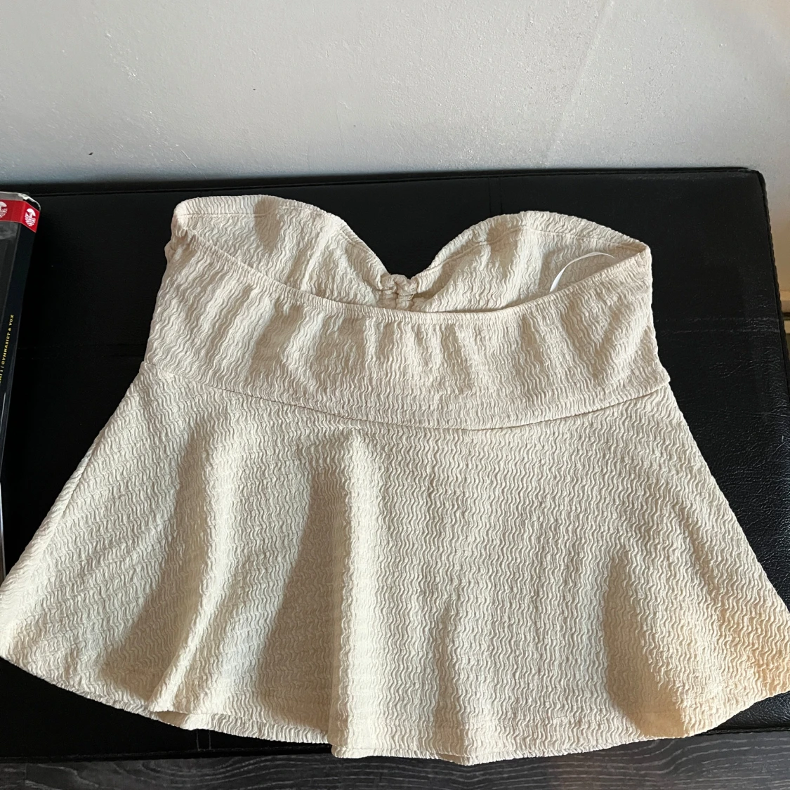 Gul axelbandslös tröja med knyt - 1