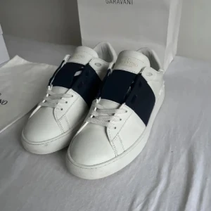 Valentino Garavani sneakers - Använda ett fåtal gånger så i princip rätt så bra skick. Storlek 41 och säljs då jag vill köpa andra. För mer frågor eller bilder är det bara att skriva!