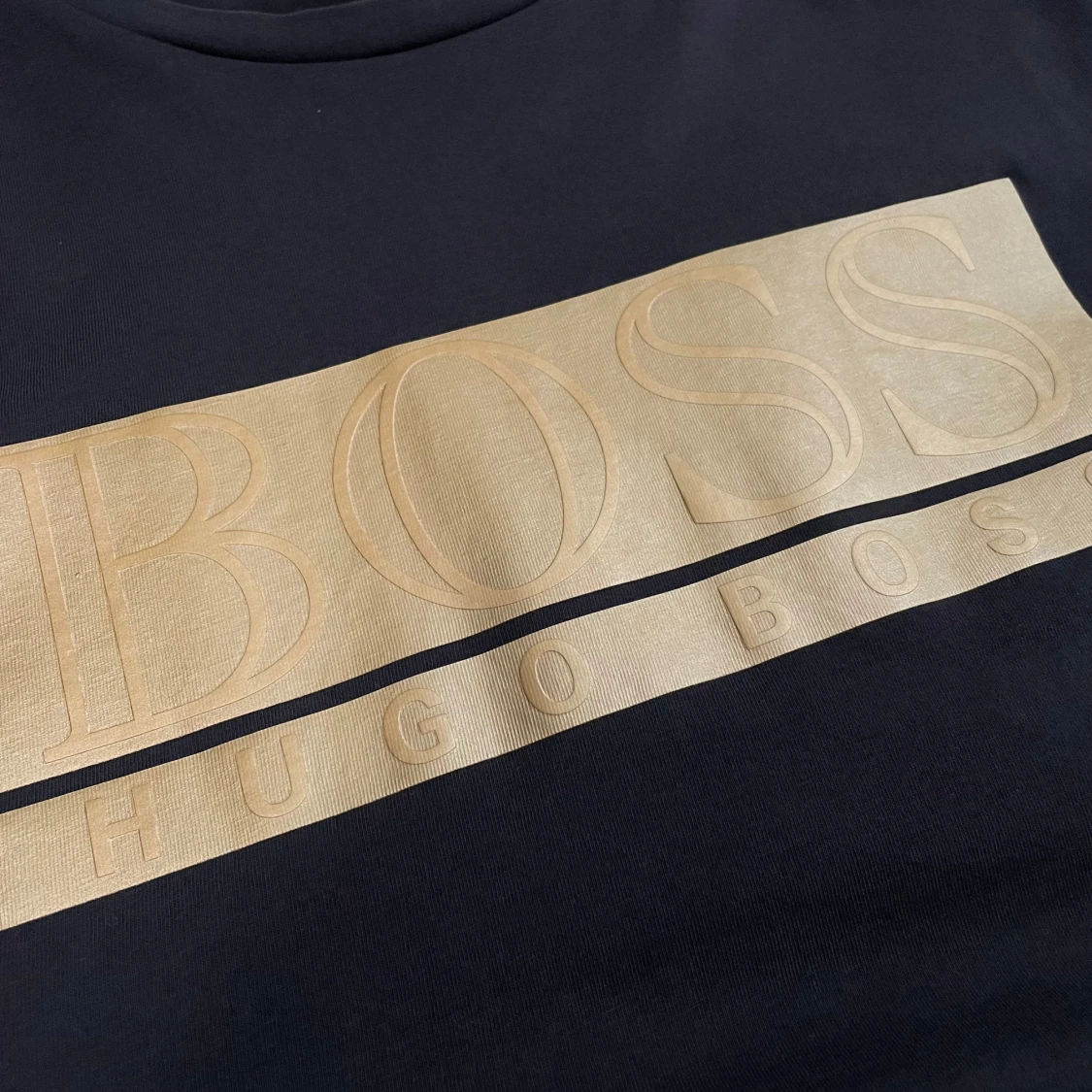 Marinblå t-shirt med guldtryck från Hugo Boss - 1
