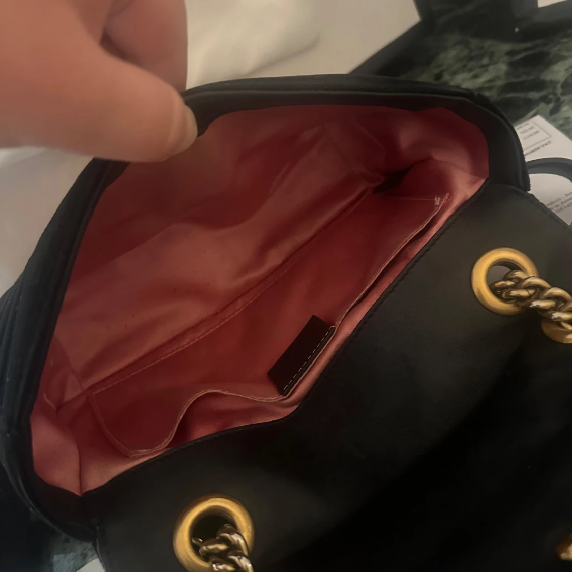 Svart axelväska från Gucci med gulddetaljer - 1