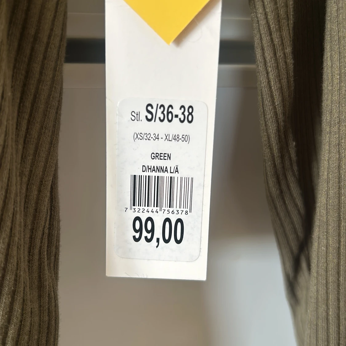 Olivgrön ribbad topp med knappar  - 2