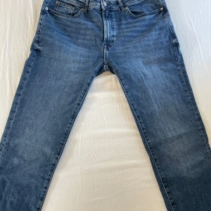 Blå slim fit jeans från Dressmann - Säljer ett par klassiska blå jeans från Dressmann i slim fit-modell. Det är bara att fråga på om storlek! Så löser jag med mätningen :)