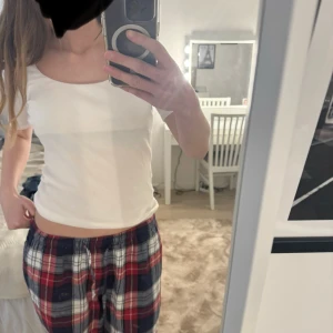 Vit tight linnetopp - Säljer en enkel och stilren vit linnetopp med rund halsringning. Toppen är tight och ärmlös, perfekt för varma dagar eller som lager under andra plagg.