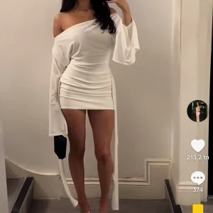 Vit one shoulder miniklänning med utsvängda ärmar - Super snygg vit miniklänning med jätte fin passform från EGO! Går att klä upp men även ner🤩❤️Storlek UK 8/ EU 36 (S). Ordinariepris: 377 kr inklusive frakt. Meddela för bilder❤️