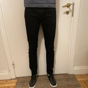 Acne Jeans - Säljer nu dessa svarta Acne Jeans. Jeansen är i storlek W30 L32 och är gjorda i Italien. De är i mycket bra skick och har inga tydliga tecken på användning. Nu säljer jag dessa för endast 199kr, inklusive fri frakt. Hör av er vid frågor och bud.
