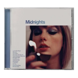 Taylor Swift, Midnights CD  - köptes för 249 kronor! Popalbum i toppklass! 🩵CD:n är i nyskick – ALDRIG spelad, endast öppnad. Bara att skriva om du undrar något! 🤍 (skickar endast med PostNord) 