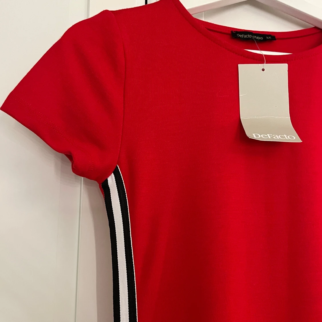 Röd klänning med ränder från DeFacto - 1