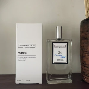  The Essence Vault 34 - Nummer 34 av Essnce vault  Liknande  light blue dolce gabbana  det är en  fräsch lätt sommar parfym.    Top notes  Sicilian  Lemon,  Apple, Cedar, Bellflower.  Middle notes Bamboo,Jasmine and White Rose Base notes Cedar , Musk, Amber  