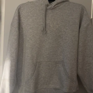 Grå hoodie från BikBok - Säljer en  grå hoodie från BikBok i storlek S. Hoodien har en liten fläck på vänstra armen vilket gör att jag säljer den billigt. Original pris ligger på 300kr 