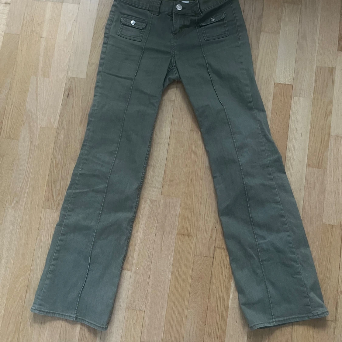 Olivgröna byxor från H&M Divided - 1