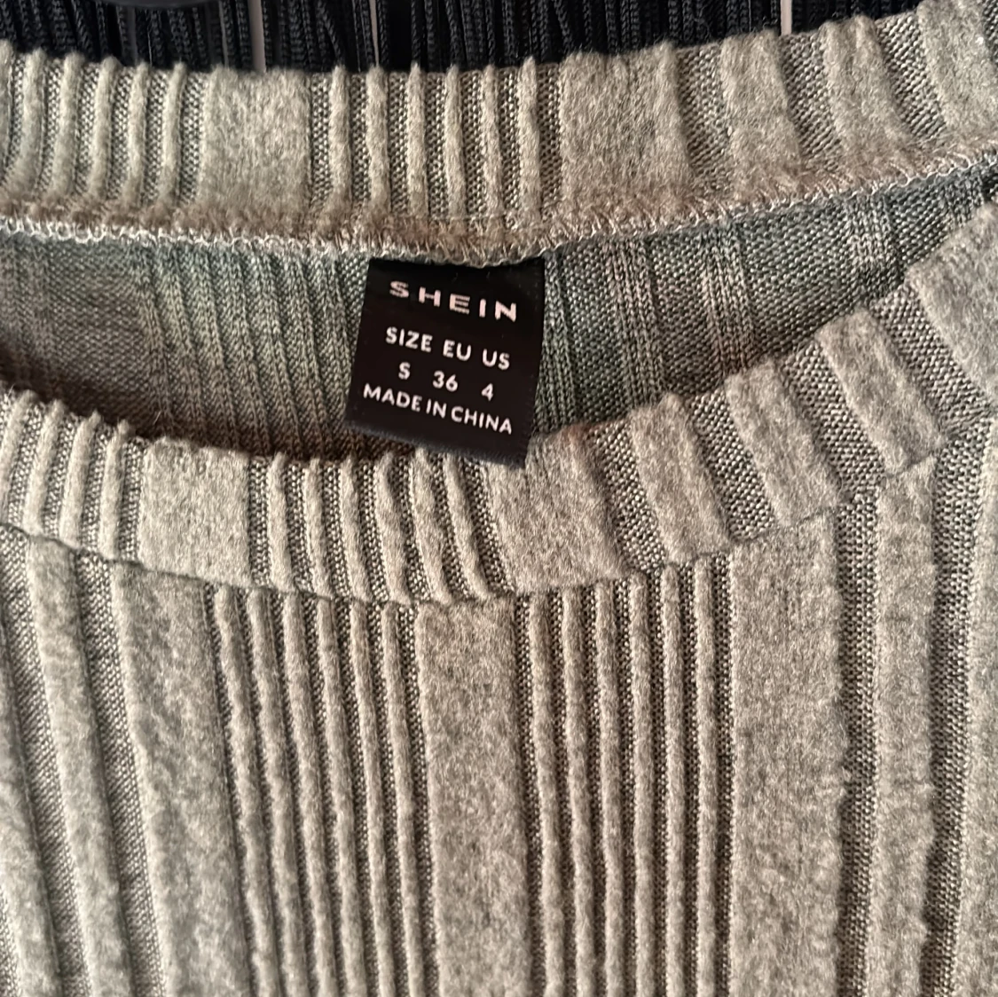 Grå ribbad croppad tröja från SHEIN - 2