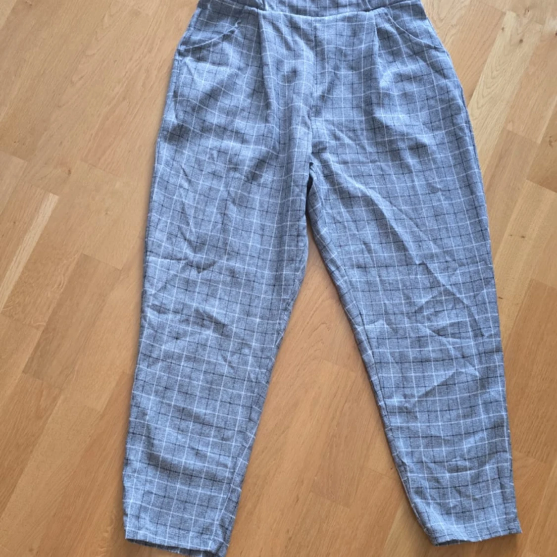 Grå rutiga byxor från Missguided