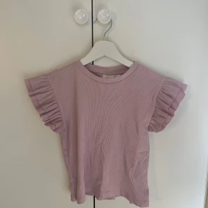 Rosa topp - Jätte söt rosa topp från Gina Tricot. Har lite små fläckar på baksidan som man kan se på bild 2, men inget man tänker på!💕💕