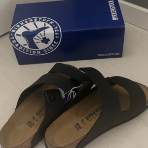 Svarta Birkenstock - Helt nya Svarta Birkenstock tofflor i Stl38, säljer så de var för stora 🙌🏼