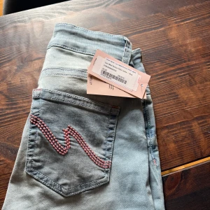 Low waist bootcut stitch jeans  - Low waist bootcut stitch jeans från nelly. Bland deras bästsäljare. Strl 38. Helt nya, lapparna kvar, endast testade. Nypris 699. Säljer för 400. Passar någon som är runt 170 lång. 