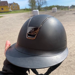 Samshield hjälm - Samshield hjälm med liner 56, 57 kan medfölja om man vill. ALDRIG tappad eller avramlad i och i väldigt fint skick! Nypriset är 4500kr