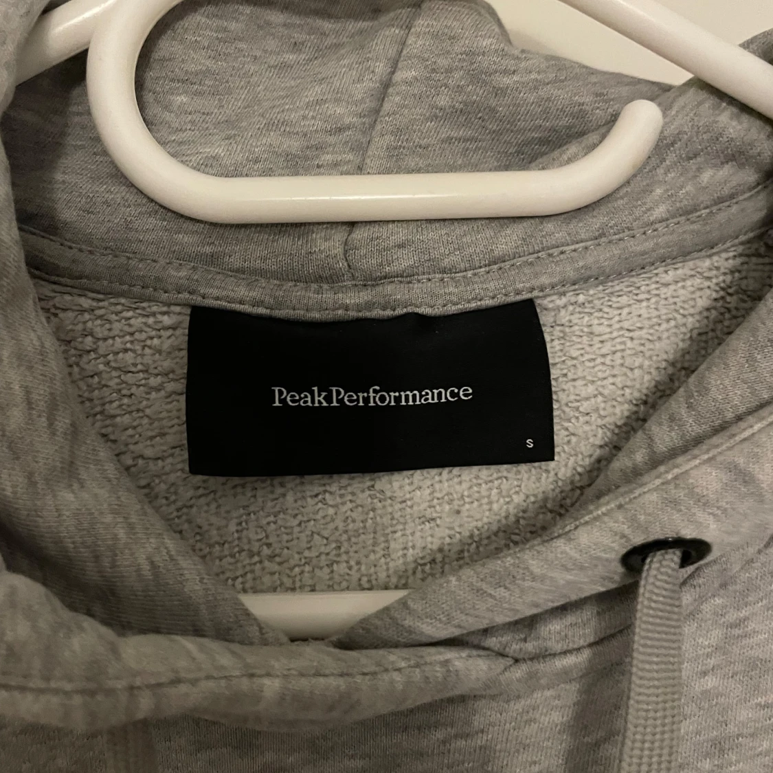 Grå hoodie från Peak Performance - 2