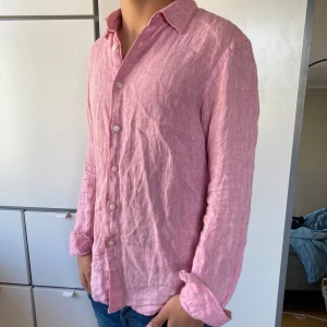 Uniqlo linneskjorta - Sommarens fetaste skjorta i fetaste rosa färgen till salu! Modell: 179cm lång & väger 70kg | Skick: 7/10, inga defekter, bara använd en del! | Nypris är 700kr, vårat är 349kr | Hojta till vid frågor eller funderingar 👍