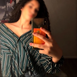 Grön och vit randig skjorta - Snygg grön skjorta med vita ränder och knappar framtill. Skjortan har en avslappnad passform och långa ärmar. Oversized 