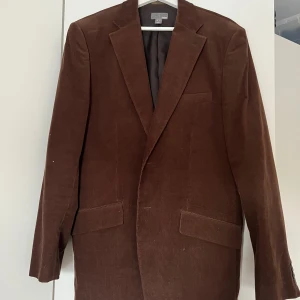 Manchester kavaj - Brun Manchesterkavaj från HM herr i storlek 54! Väldigt sparsamt använd. 😊 säljer för 150kr