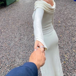 Off shoulder klänning - Säljer denna fina vita off shoulder klänning från Gina Tricot som endast är använd två gånger. Storlek M! Säljer för 300kr🤍💐🎀