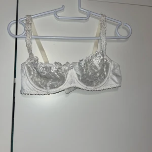 Rintaliivit - Valkoiset laadukkaat rintaliivit. Jääneet käyttämättä kaappiin. Koko 75C. Kissatalous MMM, lisätietoja saa kysymällä Katsothan myös muut ilmoitukseni Mikäli hinta ei miellytä tarjoa rohkeasti 