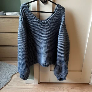 Blå stickad tröja från NA-KD - Grovstickad tröja från NA-KD i storlek S/M 🥰Perfekt för svala sommarkvällar 
