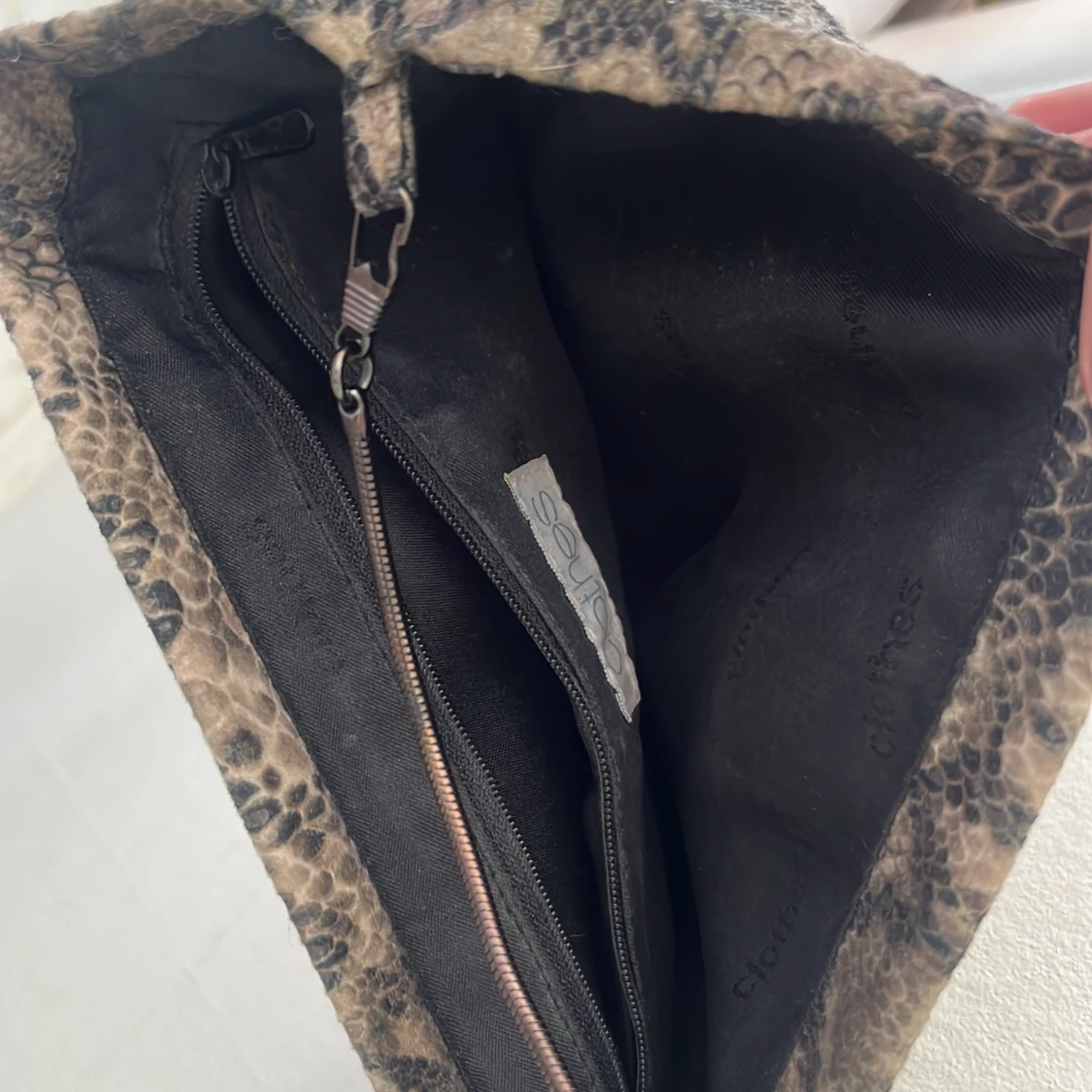 Axelväska i ormmönstrad syntet  - 2