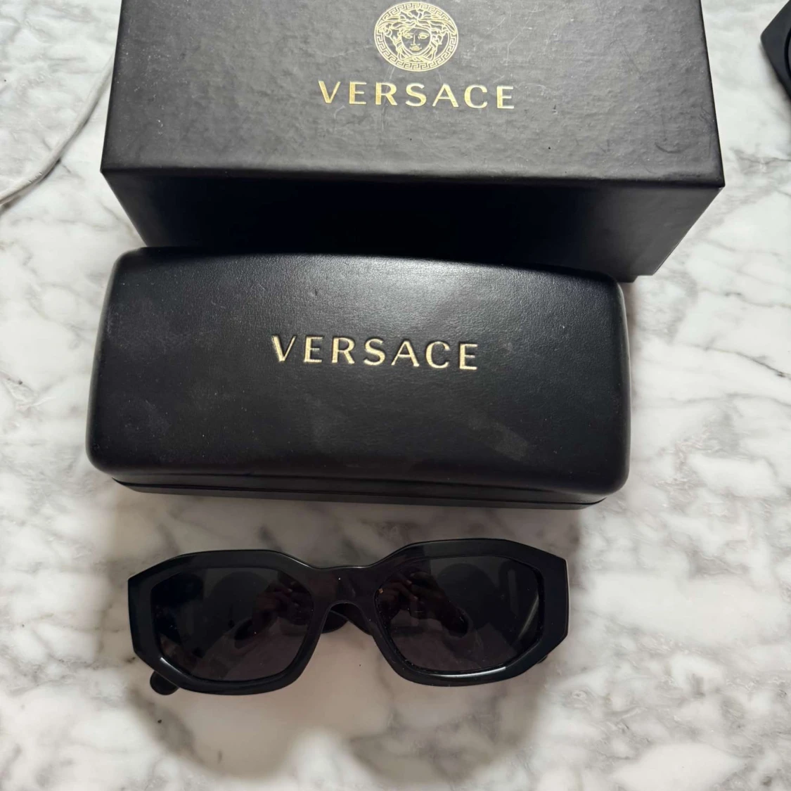 Svarta solglasögon från Versace - 1