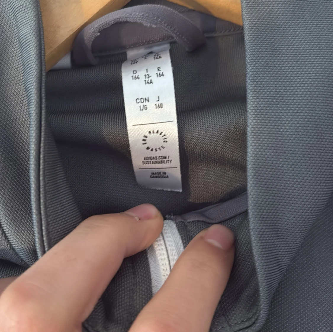 Grå träningsjacka från Adidas - 1