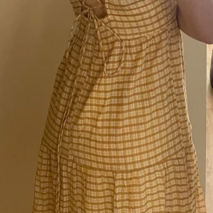 Klänning med puffärm - Oanvänd klänning som är öppen i ryggen