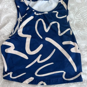 Blå- Vitt sett , tröja och kjol - Aldrig använd . Storlek S-Xs