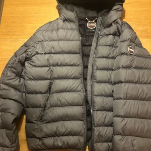 Grå pufferjacka från Colmar - Säljer en grå pufferjacka från Colmar med huva. Perfekt för kyligare dagar och enkel att matcha med olika outfits. Nypris runt 3500-4000! Vid frågor eller funderingar är det bara att höra av sig! Pris går att diskutera vid snabb affär!