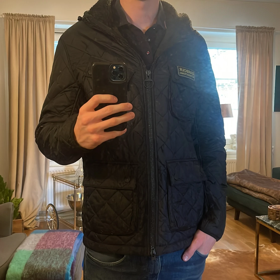 Svart quiltad jacka med huva från Barbour International