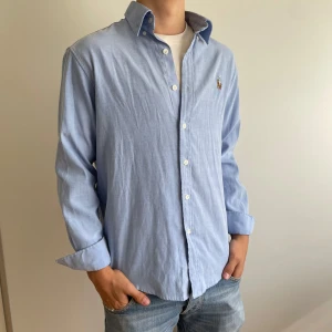 Ljusblå skjorta från Polo Ralph Lauren - Klassisk ljusblå skjorta från Polo Ralph Lauren med broderad logga på bröstet. Skjortan är i bomull och fungerar Perfekt till jeans eller shorts till sommaren.☀️✅ nypris: 1200 mitt pris:449 skriv om du har några frågor👍🤩