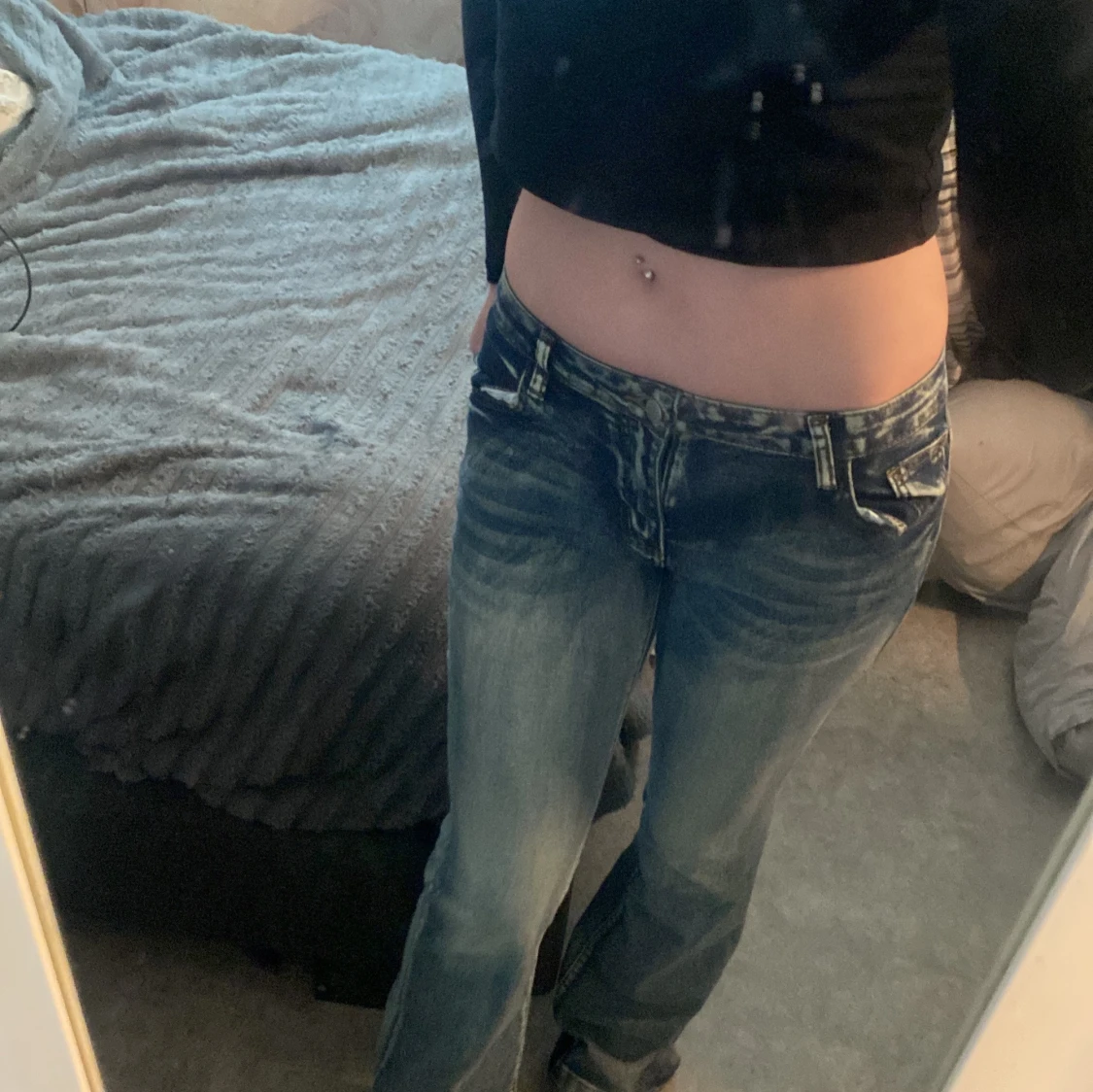 Blå jeans med dödskallebroderi på bakfickorna - 2