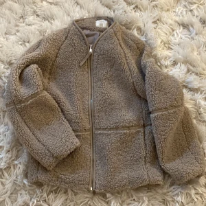 hm teddyjacka! 💘 - säljer denna jättegulliga jackan i nyskick! endast provad 💥🥹🩷💕🐆🥰