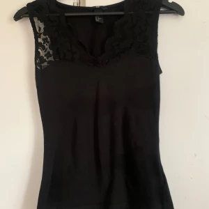 Svart tröja med spets detaljer 💕 - Snygg svart topp från H&M med v-ringning och fina spetsdetaljer upptill💕stl xs🫶🏻
