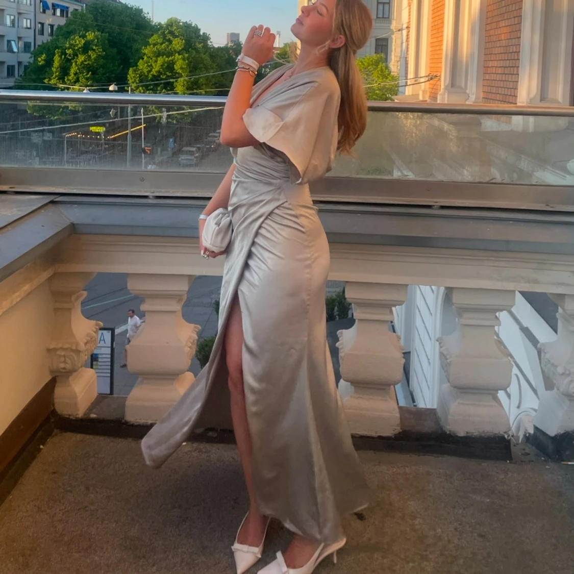 Champagne färgad balklänning  med slits och omlott - 1