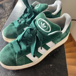 Gröna Adidas Campus - Säljer gröna adidas campus i bra skick. Pris kan diskuteras
