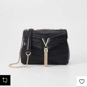 Valentino väska - Lite större än jag trodde, använd under tio gånger, fått ett litet hack från någonting men inget som störs om man inte kollar noggrant.