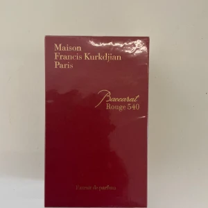 Oöppnad Väldigt dyr parfym Baccarat Rouge 540 Extrait de Parfum 70ml  - Lyxig parfym från Maison Francis Kurkdjian, Baccarat Rouge 540 Extrait de Parfum. Flaskan kommer i en elegant mörkröd kartong med guldfärgade detaljer och text. En exklusiv doft med intensiv karaktär, perfekt för dig som vill sticka ut. Köpt i Florida. Kvitto kommer med 